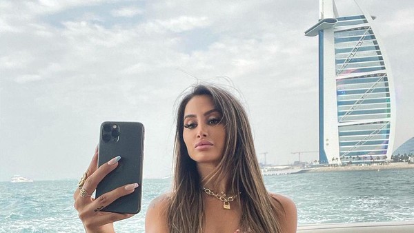 Ini Oceane saat berpose selfie dengan latar belakang Burj Al Arab. Lewat Snapchat, Oceane membela diri, bahwa tidak ada salahnya naik pesawat kelas ekonomi. (Oceane El Himer/Instagram)