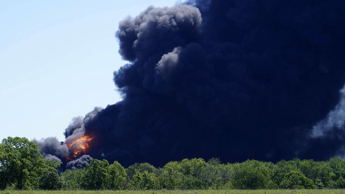 Neal Nuber, of South Beloit, Ill., watches the smoke billowing from a chemical plant fire in Rockton, Ill., Monday, June 14, 2021. (Stacey Wescott/Chicago Tribune via AP)