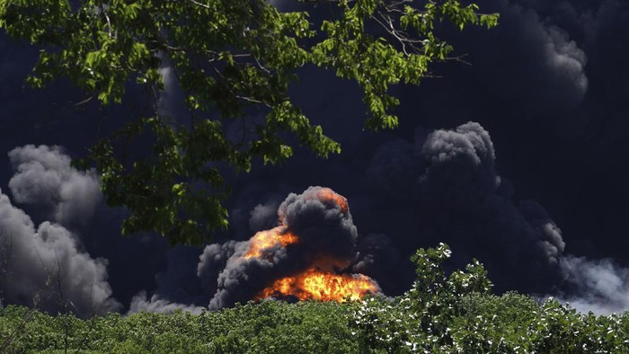 Neal Nuber, of South Beloit, Ill., watches the smoke billowing from a chemical plant fire in Rockton, Ill., Monday, June 14, 2021. (Stacey Wescott/Chicago Tribune via AP)