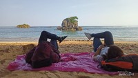 Santai Bersama Kawan Menikmati View Lautan