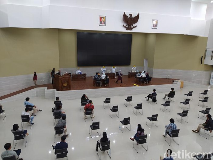 Pelaksanaan tes Corona terhadap peserta gathering mahasiswa program studi Teknik Sipil Universitas Tidar (Untidar) Magelang di Aula dr HR Suparsono, Selasa (15/6/2021).