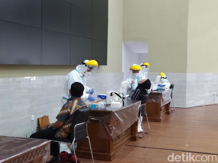 Pelaksanaan tes Corona terhadap peserta gathering mahasiswa program studi Teknik Sipil Universitas Tidar (Untidar) Magelang di Aula dr HR Suparsono, Selasa (15/6/2021).