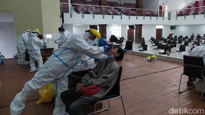 Pelaksanaan tes Corona terhadap peserta gathering mahasiswa program studi Teknik Sipil Universitas Tidar (Untidar) Magelang di Aula dr HR Suparsono, Selasa (15/6/2021). Pelaksanaan tes Corona terhadap peserta gathering mahasiswa program studi Teknik Sipil Universitas Tidar (Untidar) Magelang di Aula dr HR Suparsono, Selasa (15/6/2021).