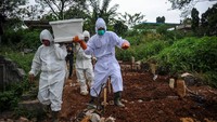 Petugas pikul jenazah mengatakan, pemakaman jenazah dengan protokol COVID-19 di TPU Cikadut mengalami peningkatan.  