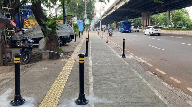 Pembatas di trotoar depan Halte Kayu Putih Rawasari, Jakarta Pusat sudah terpasang.