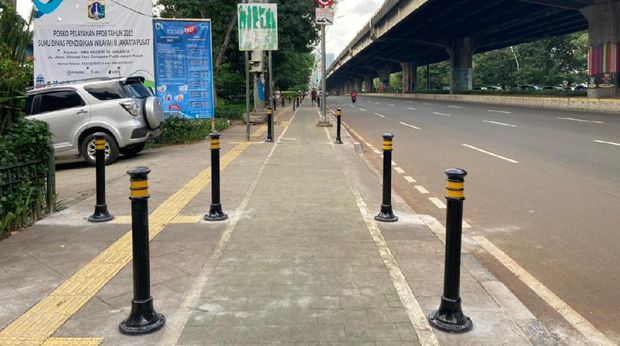 Pembatas di trotoar depan Halte Kayu Putih Rawasari, Jakarta Pusat sudah terpasang.