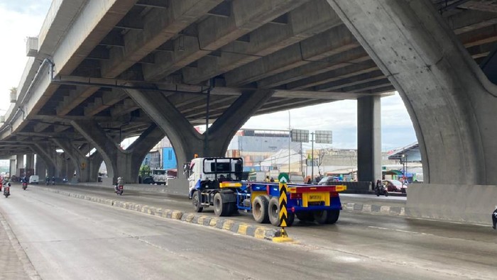Pembatas Jalan di depan Halte Bus Airin di Jl Raya Cilincing telah dipasang rambu.