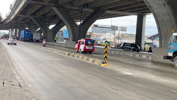 Pembatas Jalan di depan Halte Bus Airin di Jl Raya Cilincing telah dipasang rambu.