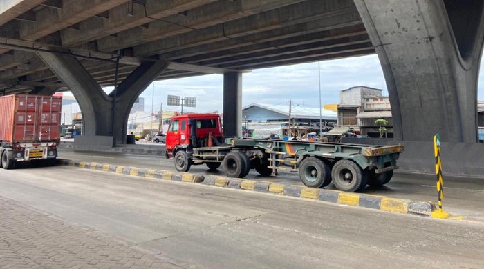 Pembatas Jalan di depan Halte Bus Airin di Jl Raya Cilincing telah dipasang rambu.