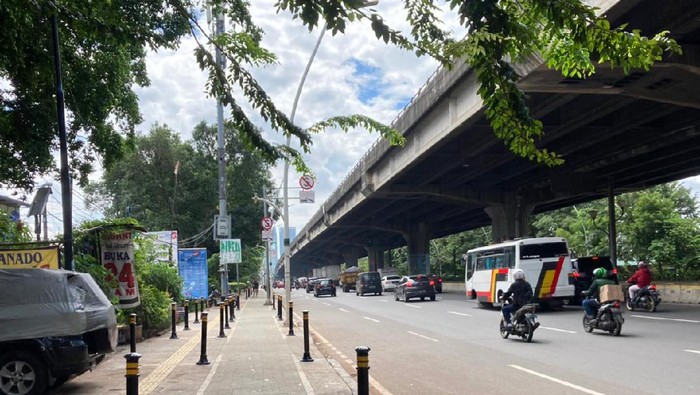 Pembatas telah dipasang di trotoar depan Halte Kayu Putih Rawasari, Jakarta Pusat.