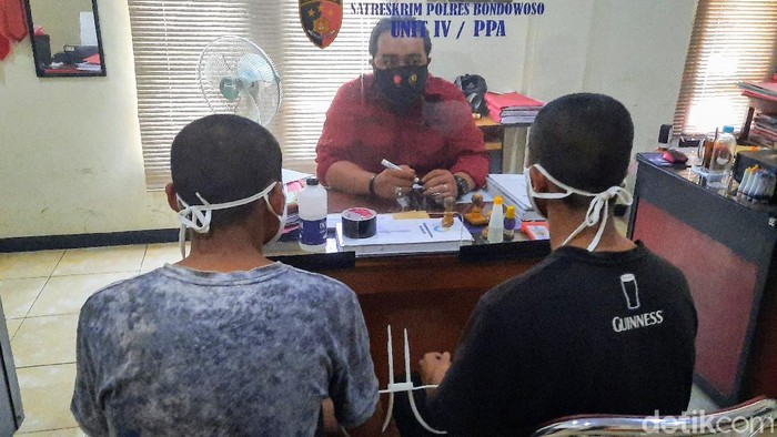 Siswi kelas 6 SD di Bondowoso menjadi korban pemerkosaan dua pemuda. Sebelum diperkosa, korban dicekoki miras.