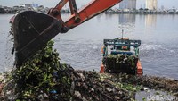 Waduk Pluit menjadi benteng pertahanan terakhir untuk menampung debit air di kawasan Pluit dan meminimalisir potensi banjir di kawasan tersebut.