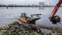 Alat berat tersebut dimodifikasi menjadi kendaraan yang bisa mengapung di air waduk. 