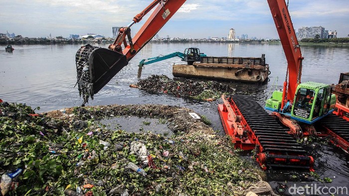 Pengerukan Waduk Pluit Demi Mencegah Banjir Waduk Pluit menjadi benteng pertahanan terakhir untuk menampung debit air di kawasan Pluit dan meminimalisir potensi banjir.