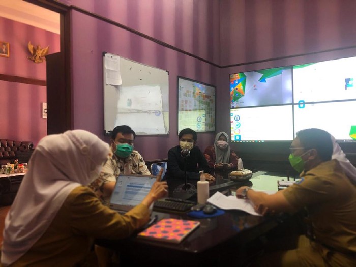 Pertemuan Anggota DPRD Bandung Yoel Yoshapat dengan Kadinkes Bandung Ahyani Raksanegara