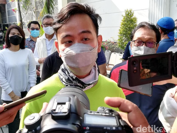 Wali Kota Solo Gibran Rakabuming Raka belum bisa memastikan apakan turnamen Piala Wali Kota Solo 2021 akan diadakan sesuai jadwal atau tidak.