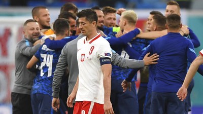 Lewandowski Gigit Jari, Polandia Disikat Slovakia