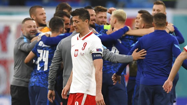 Lewandowski Gigit Jari, Polandia Disikat Slovakia