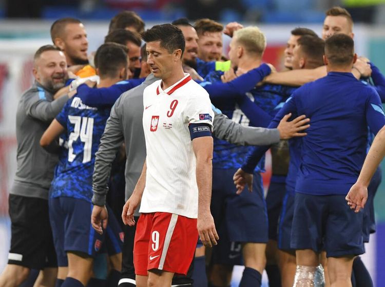 Lewandowski Gigit Jari, Polandia Disikat Slovakia