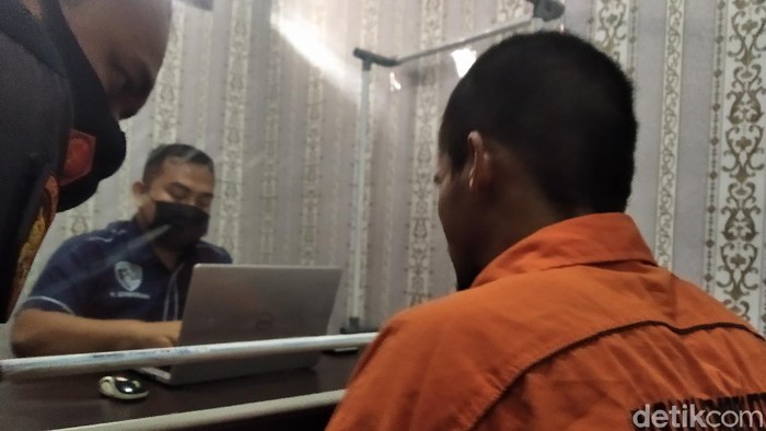 Pria inisial AK (berbaju orange) yang tega menghabisi nyawa istri dan anaknya (Suriyatman/deticom).
