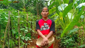 Didikan Siboen yang sukses adalah tukang cilok bernama Triwan (45) dengan akun Angger Pradesa. Kontennya adalah tutorial memasak ala pedesaan. Dalam sebulan, dia mendapat penghasilan Rp 10 juta dari YouTube (Foto: Angger Pradesa/YouTube)