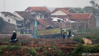 Selain kolam retensi, ada sejumlah polder yang dibangun.   