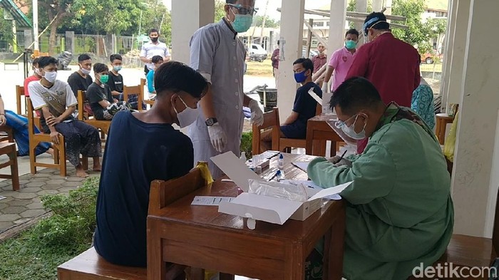 Ponpes Syafi'i Akrom di Kota Pekalongan, Jawa Tengah saat ini dilakukan lockdown lokal usai menggelar Haflah Akhirussanah, Senin (14/6) malam.