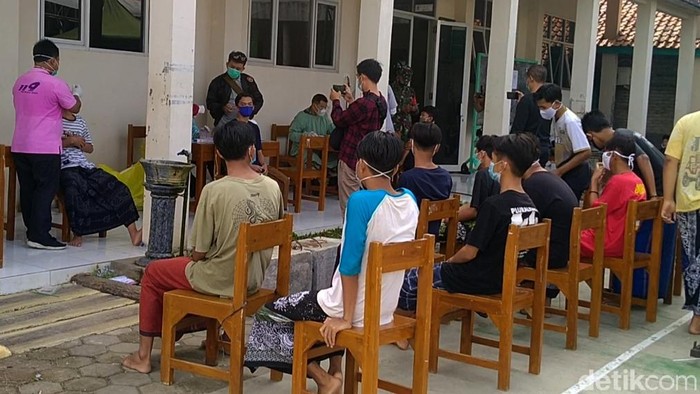 Puluhan Santri Ponpes Syafi'i Akrom Pekalongan Reaktif Corona Ponpes Syafi'i Akrom di Kota Pekalongan, Jawa Tengah saat ini dilakukan lockdown lokal usai menggelar Haflah Akhirussanah, Senin (14/6) malam.