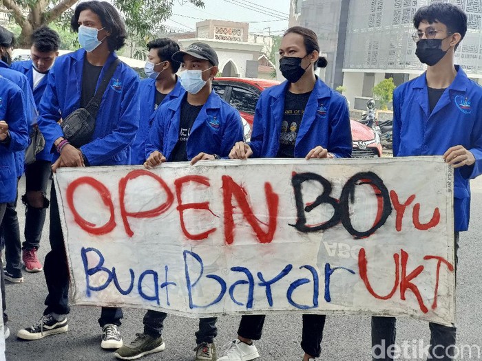 Ratusan mahasiswa UBP Karawang protes tak bisa ikut ujian gegara tunggakan UKT