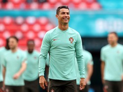 Cristiano Ronaldo memang terkenal dengan gaya hidup sehat. Minuman bersoda dan makanan berlemak, jelas adalah pantangannya (Getty Images/Alex Pantling)