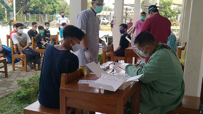 Santri di Ponpes Syaii Akrom Kota Pekalongan dites swab antigen usai acara Haflah Akhirussanah. Usai acara itu ada puluhan santri reaktif sehingga Ponpes Syafii Akrom dilockdown lokal, Selasa (15/6/2021).