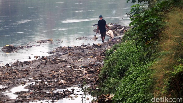 Sedimentasi di Sungai Citarum Volume air menyusut, sedimentasi muncul dialiran Sungai Citarum, Kabupaten Bandung. Pemandangan ini terlihat di Jembatan Dayeuhkolot, Selasa (15/6/2021).