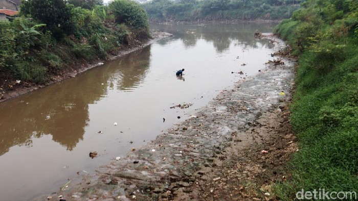 Sedimentasi di Sungai Citarum Volume air menyusut, sedimentasi muncul dialiran Sungai Citarum, Kabupaten Bandung. Pemandangan ini terlihat di Jembatan Dayeuhkolot, Selasa (15/6/2021).