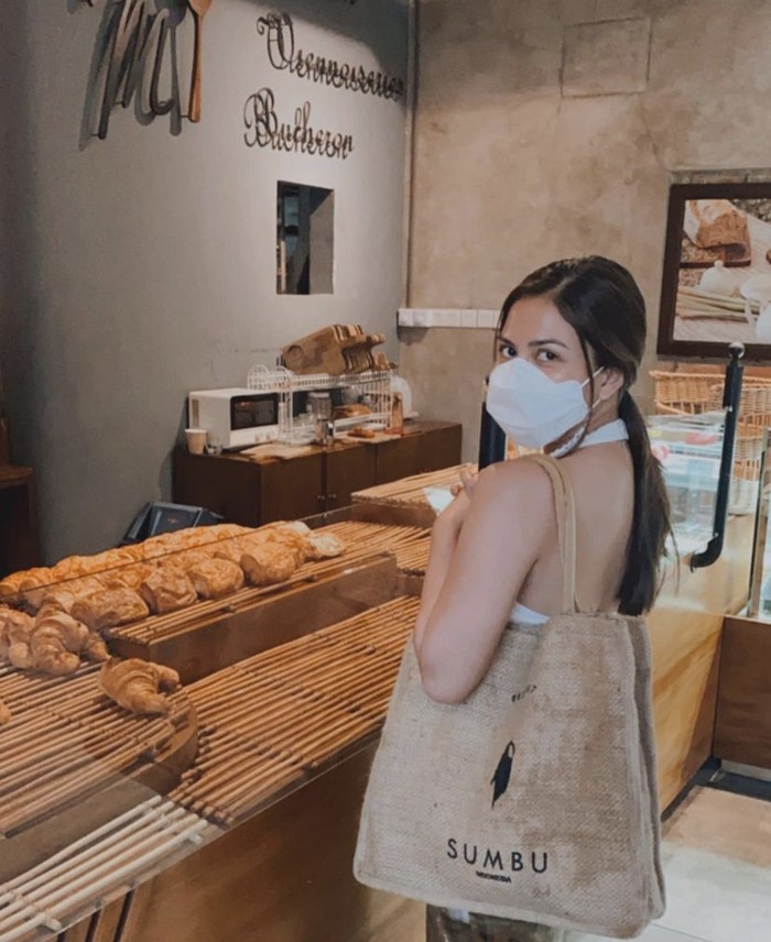 Selalu Kece, 10 Potret Jessica Mila Saat Ngopi hingga Floating Breakfast
