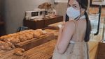Selalu Kece, 10 Potret Jessica Mila Saat Ngopi hingga Floating Breakfast