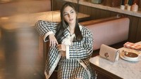 Terbukti nih kalau Jessica memang suka ngemil. Dengan pakaian serba cantik dan menawan, Jessica berpose di samping kue. Foto: detikFood