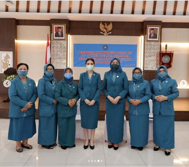 Sejak suaminya, Gibran Rakabuming Raka, dilantik sebagai walikota Surakarta, Selvi Ananda juga resmi menjadi ketua tim penggerak PKK Kota Solo. Maka dalam kesempatan formal, menantu Presiden RI Joko Widodo ini kerap memakai seragam PKK. (Foto: Dok. Instagram @pkkkotasurakarta)