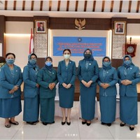 Sejak suaminya, Gibran Rakabuming Raka, dilantik sebagai walikota Surakarta, Selvi Ananda juga resmi menjadi ketua tim penggerak PKK Kota Solo. Maka dalam kesempatan formal, menantu Presiden RI Joko Widodo ini kerap memakai seragam PKK. (Foto: Dok. Instagram @pkkkotasurakarta)