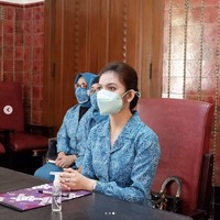 Tas tentu menjadi salah satu fashion item wajib Selvi. Pernah suatu kali, ia terlihat membawa tas Lady Dior hitam. Saat berbicara di depan, Selvi sembari duduk menaruh tas tersebut di belakang badan. Menurut situs Dior, tas Lady Dior yang mirip dibawa Selvi berharga US$ 5.000 atau sekitar Rp 75 juta. (Foto: Dok. Instagram @pkkkotasurakarta)