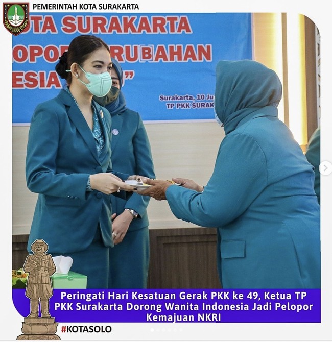 Seragam yang biasa dipakai Selvi Ananda terdiri dari blazer dan rok berwarna biru kehijauan atau toska. Blazer tersebut membungkus blus batik bernuansa senada. (Foto: Dok. Instagram @pkkkotasurakarta)