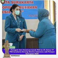 Seragam yang biasa dipakai Selvi Ananda terdiri dari blazer dan rok berwarna biru kehijauan atau toska. Blazer tersebut membungkus blus batik bernuansa senada. (Foto: Dok. Instagram @pkkkotasurakarta)