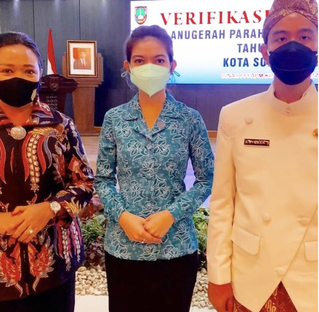 Dalam beberapa kesempatan, ibu dua anak ini tampil beda dengan hanya memadukan blus batik lengan panjang dan rok hitam, tanpa blazer. (Foto: Dok. Instagram @pkkkotasurakarta)