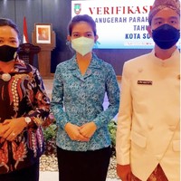 Dalam beberapa kesempatan, ibu dua anak ini tampil beda dengan hanya memadukan blus batik lengan panjang dan rok hitam, tanpa blazer. (Foto: Dok. Instagram @pkkkotasurakarta)