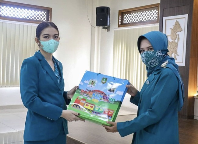 Tak ada perhiasan mencolok, paling hanya anting berdesain simpel yang menemani penampilannya. Rambutnya pun ditata dengan hair-do standar, yaknki dicepol biasa. (Foto: Dok. Instagram @pkkkotasurakarta)