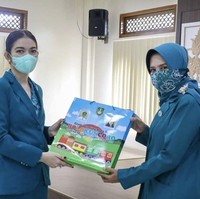 Tak ada perhiasan mencolok, paling hanya anting berdesain simpel yang menemani penampilannya. Rambutnya pun ditata dengan hair-do standar, yaknki dicepol biasa. (Foto: Dok. Instagram @pkkkotasurakarta)