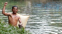 Para pencari cacing ini menyudahi kegiatannya sekitar pukul 14.00 WIB.