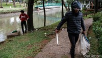 Cacing yang dikumpulkan ke dalam karung dibawa pulang untuk diayak. Hewan ini memiliki protein tinggi untuk pakan ikan. 