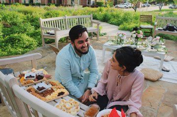 So Sweet! Pria Sembunyikan Cincin Berlian di dalam Makanan untuk Lamar Kekasih