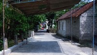 Desa ini sepi setelah dilockdown akibat puluhan orang terpapar COVID 19.   