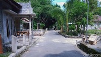 Jalanan terpantau sepi setelah ditutupnya akses keluar masuk desa.  